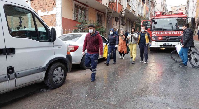 Küçükçekmecede 5 kişilik aile, yangında dumandan etkilendi