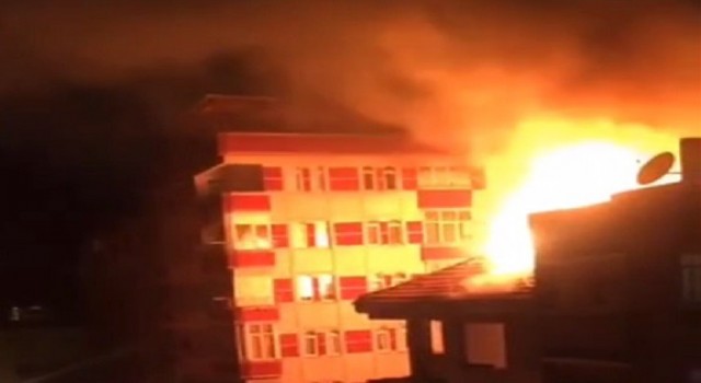 Küçükçekmecede alevler geceyi aydınlattı