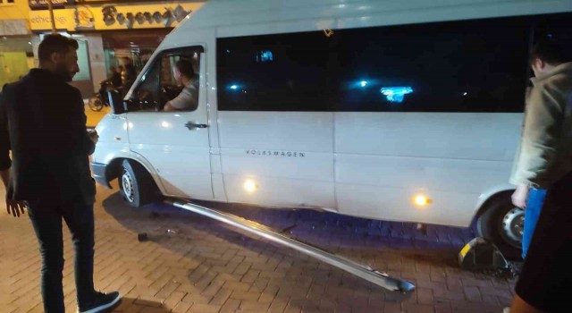 Kuladaki yol ayraçları kazalara neden oluyor