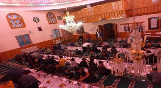 Kuran kursu öğrencilerine medine usulü iftar