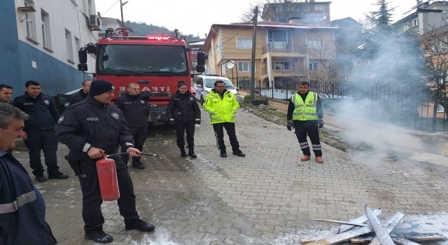 Kürede polis memurlarına yangın eğitimi