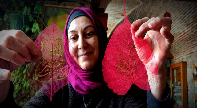 Kurumuş yaprakları sanat eserine dönüştürüyor