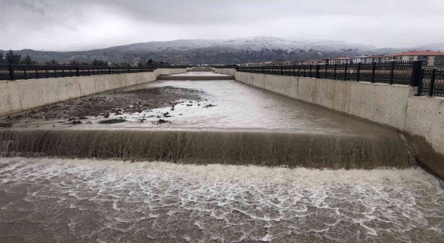 Kuruyan Vasgirt deresinden sel akıyor