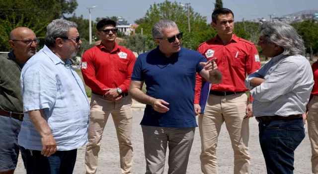 Kuşadası Belediyesi yöneticileri kenti karış karış dolaşıyor