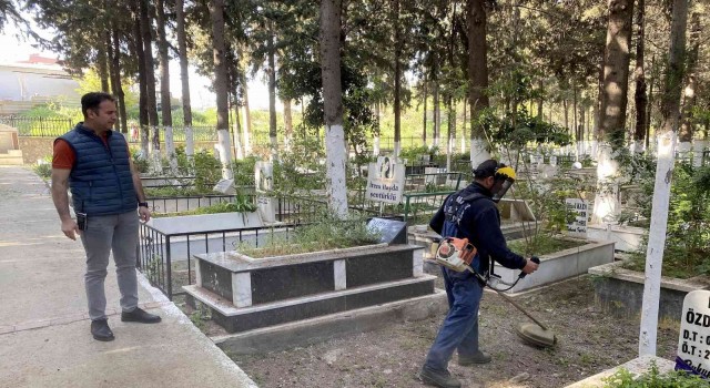 Kuşadasında mezarlıklar bayram ziyaretine hazır