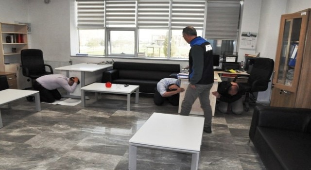 Kütahya Evliya Çelebi Eğitim Merkezinde “Deprem Anı ve Tahliye” tatbikatı