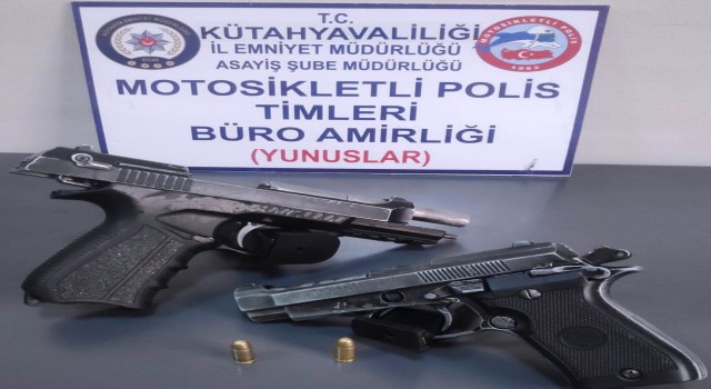 Kütahyada bir araçta 2 ruhsatsız tabanca ile 4 ayrı aranması olan şahıs ele geçirildi