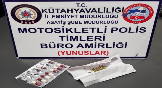 Kütahyada bir araçta ve iki kişinin üzerinde uyuşturucu ele geçirildi