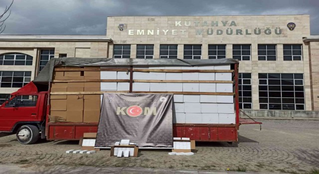 Kütahyada bir kamyonda 4 milyon 300 bin bandrolsüz boş makaron ele geçirildi