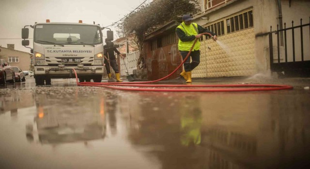 Kütahyada cadde ve sokaklar yıkanıyor