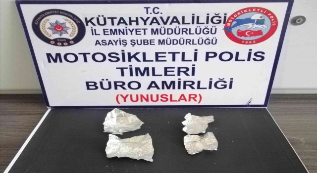 Kütahyada iki şahsın üzerinde uyuşturucu bulundu