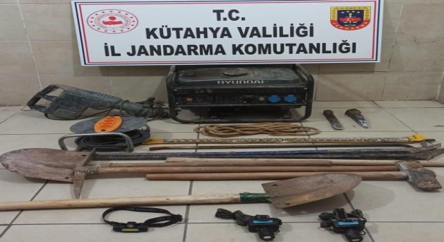 Kütahyada kaçak kazı yapan 4 şüpheli suçüstü yakalandı