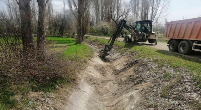 Kütahyadaki sulama kanallarında temizlik