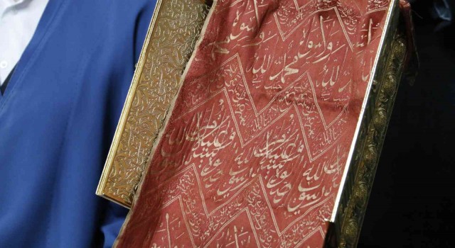 Kutsal emanetler Kağıthanede engelli vatandaşlara tanıtıldı