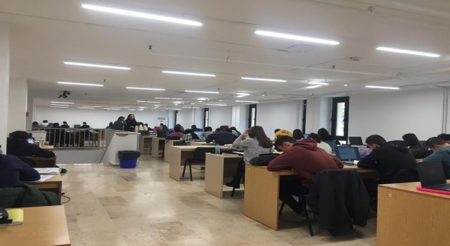 Kütüphanedeki sessiz ortam öğrenciler için cazipliğini koruyor