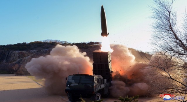 Kuzey Kore: Kim Jong Un gözetiminde yeni bir füze denemesi gerçekleştirildi
