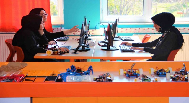 Lise öğrencileri çizgi izleyen otonom robotlar üretiyor