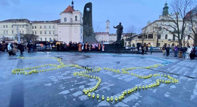 Lvivde halk 515 kandil mum ile Ukrayna haritası çizdi