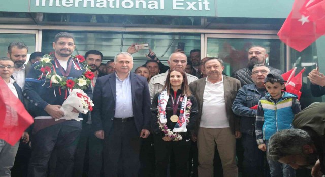 Macaristandan madalyayla dönen milli güreşçiler coşkuyla karşılandı