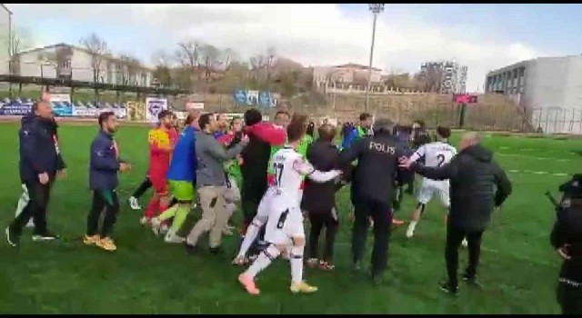 Maçın bitiş düdüğünün ardından saha bir anda karıştı