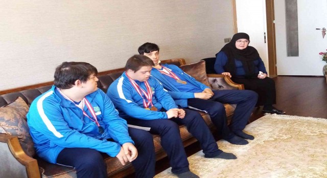 Madalyaları aldılar, şehit ailesine koştular