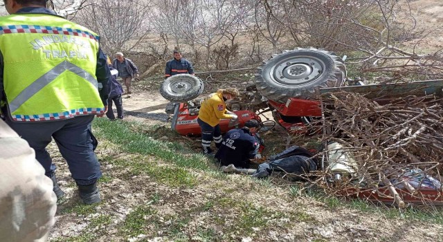Malatyada traktör devrildi: 1 ölü, 1 yaralı