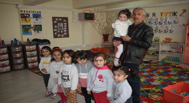 Malazgirtli muhtar anasınıfı öğrencilerine oyuncak hediye etti
