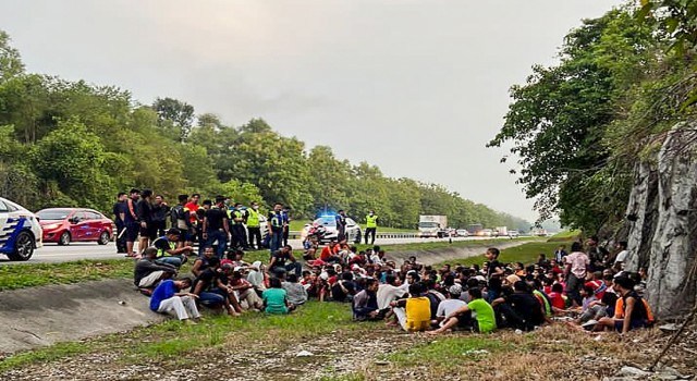 Malezyada gözaltı merkezinden kaçan göçmenlere araç çarptı: 6 ölü
