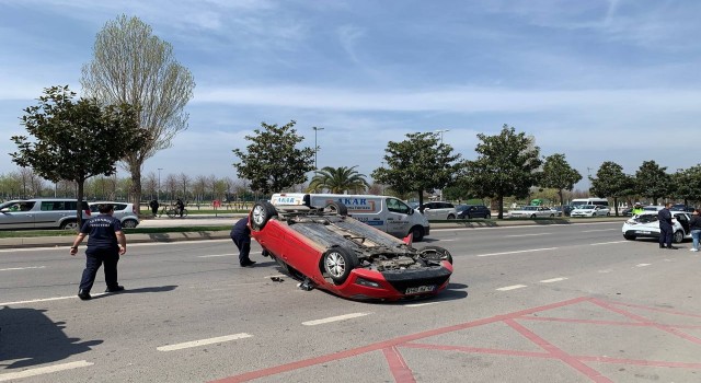 Maltepede feci kaza: Kontrolünü kaybeden sürücü, seyir halindeki 3 araca çarparak takla attı