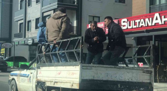 Maltepede kamyonet kasasında sohbet eşliğinde tehlikeli yolculuk kamerada