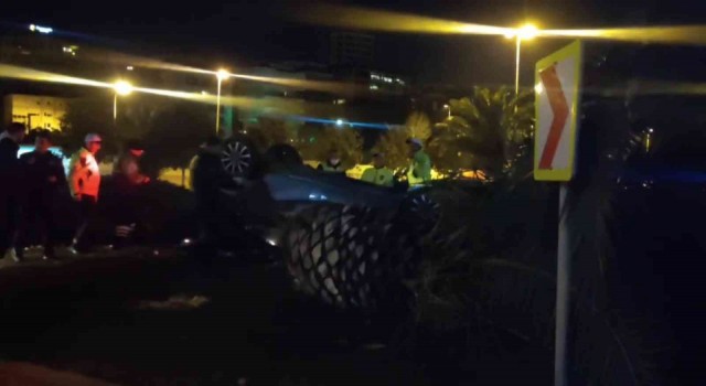 Maltepede süratli otomobil yol kenarına fırlayıp takla attı: 4 yaralı