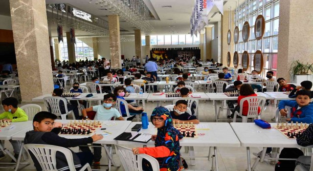 Manavgat 23 Nisan Satranç Turnuvasına 300 genç katıldı