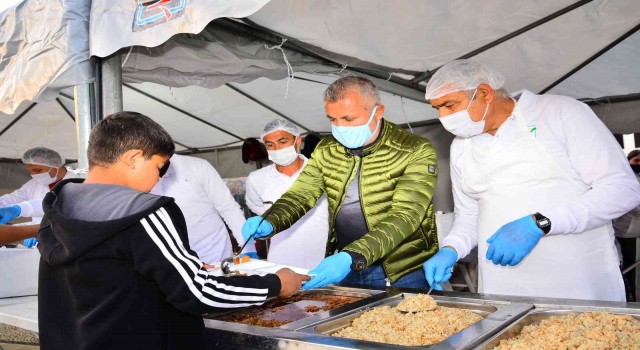 Manavgatta 5 bin kişi aynı anda iftar açtı
