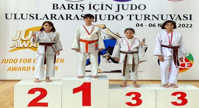 Manisa BBSKlı judocular madalyaları topladı