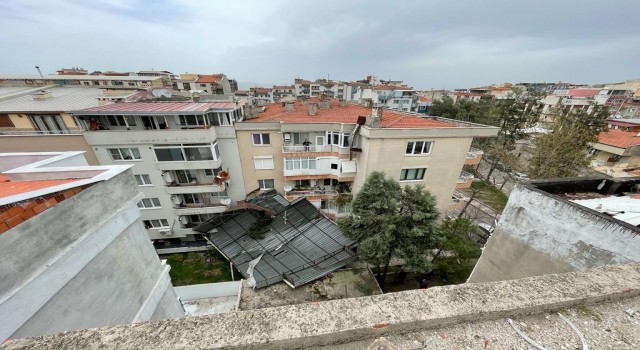 Manisa itfaiyesinden yoğun fırtına mesaisi