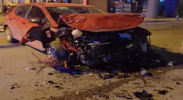 Manisada askeri ambulans ile otomobil çarpıştı: 3 yaralı