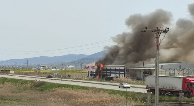 Manisada sebze-meyve işletmesinde çıkan yangın korkuttu