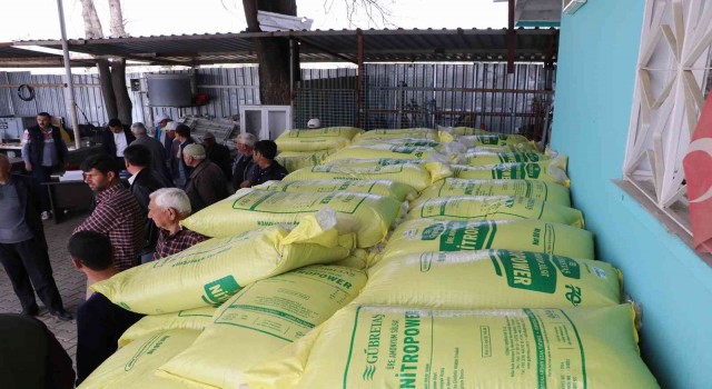 Manisada üreticilere gübre dağıtımına başlandı