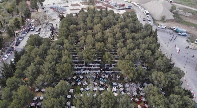 Manisalılar Kadir Gecesinde Yunus Emre ve Tapduk Emre Türbesine akın etti