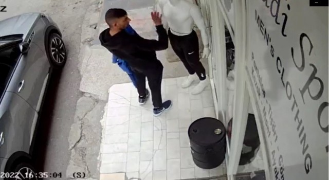 Mankenin üstündeki eşofmanı çaldı, selam verip kaçtı