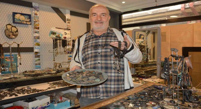 Manyetik kumu sanata dönüştürdü