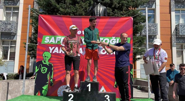 Maratonda kazanan sporcular ödüllerin sahibi oldu