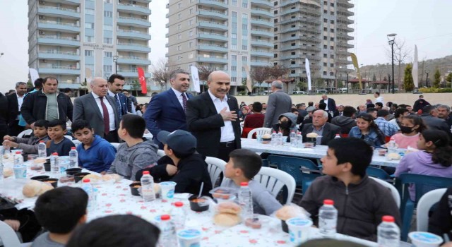Mardin Valisi Demirtaş, iftarda vatandaşlarla bir araya geldi