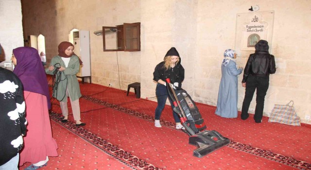 Mardinde üniversite öğrencileri tarihi Ulu Camiyi temizledi