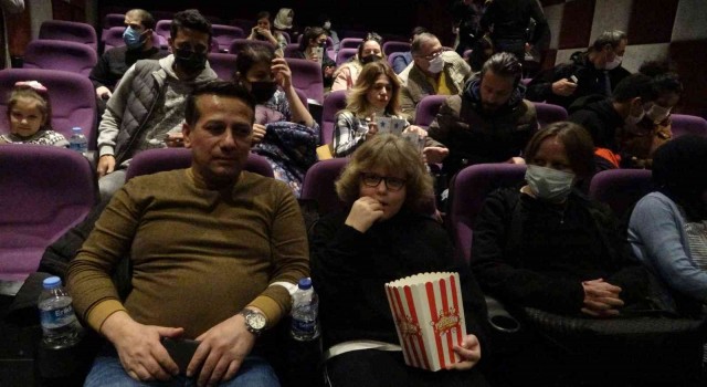 Marmaris polisi sinemada ‘iyi ki varsın Eren filmini izledi