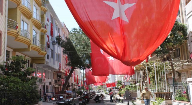 Marmaristeki bu sokak sekizinci kez 23 Nisan coşkusuna hazırlanıyor