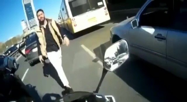 Mecidiyeköyde kadın motor sürücüsüne ‘tükürüklü taciz kamerada