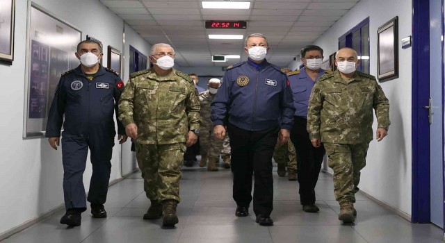 Mehmetçik Irakın kuzeyindeki terör yuvalarına yönelik Pençe Kilit Operasyonunu başlattı