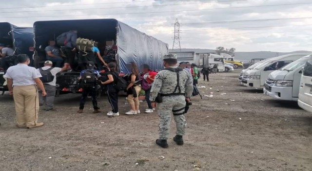 Meksikada kamyon kasasında 330 kaçak göçmen yakalandı