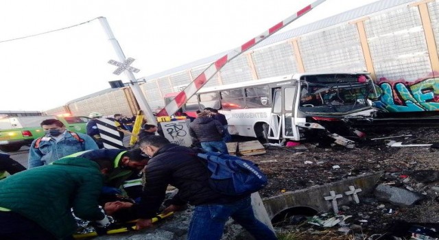 Meksikada tren yolcu otobüsüne çarptı: 1 ölü, 20 yaralı
